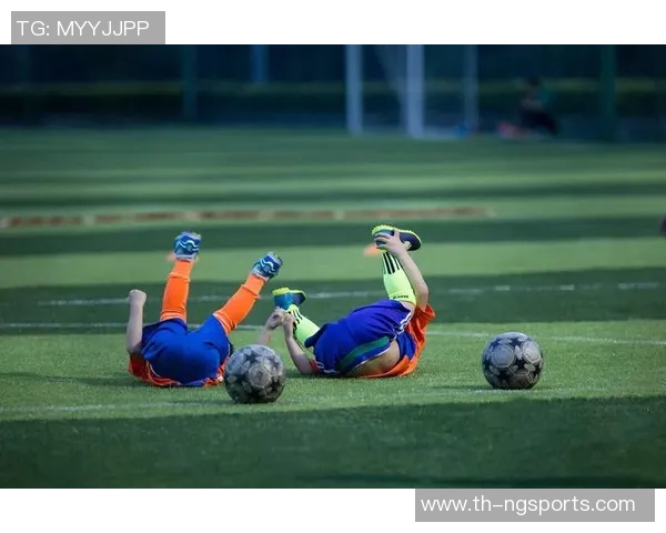 足球踢到耳朵的奇妙瞬间揭秘与运动伤害的防护建议